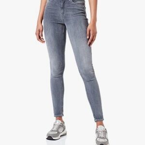 Scotch & Soda Special Edition “eat your heart out”
Grey Skinny Jeans